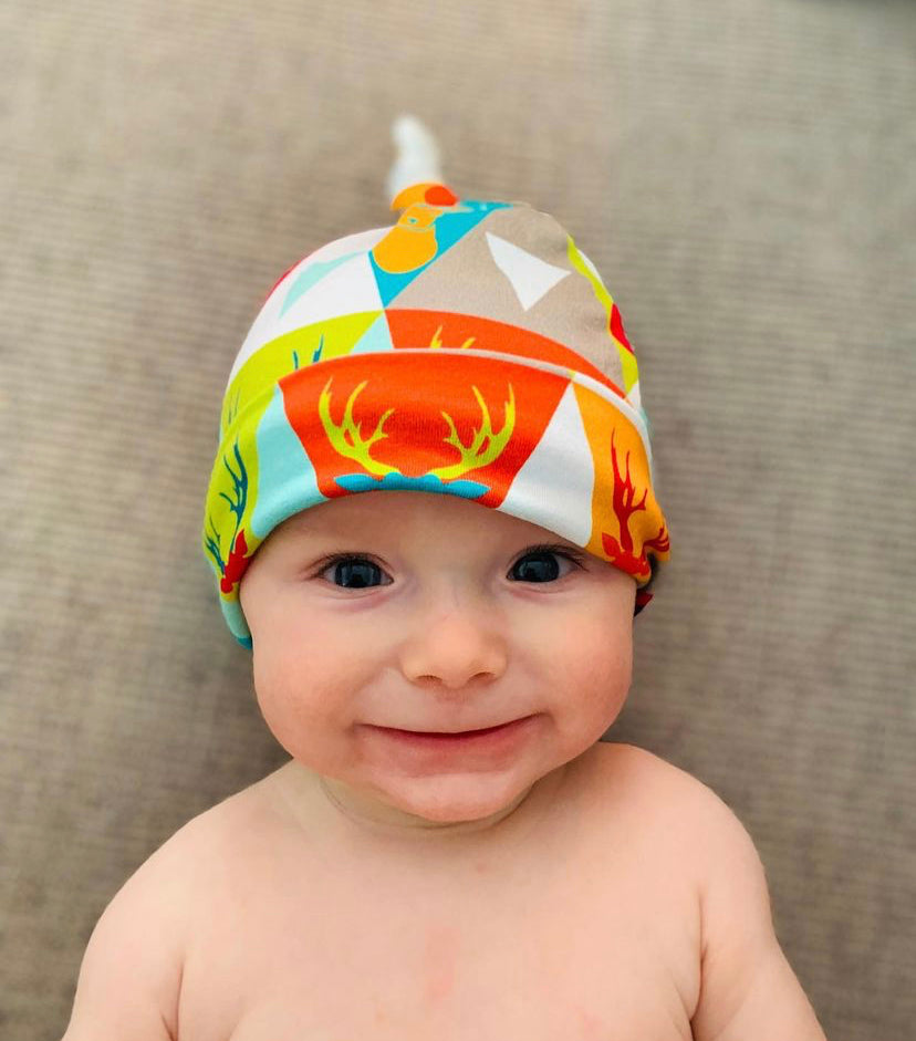 Knot Hat in Newborn: Dots on Caramel